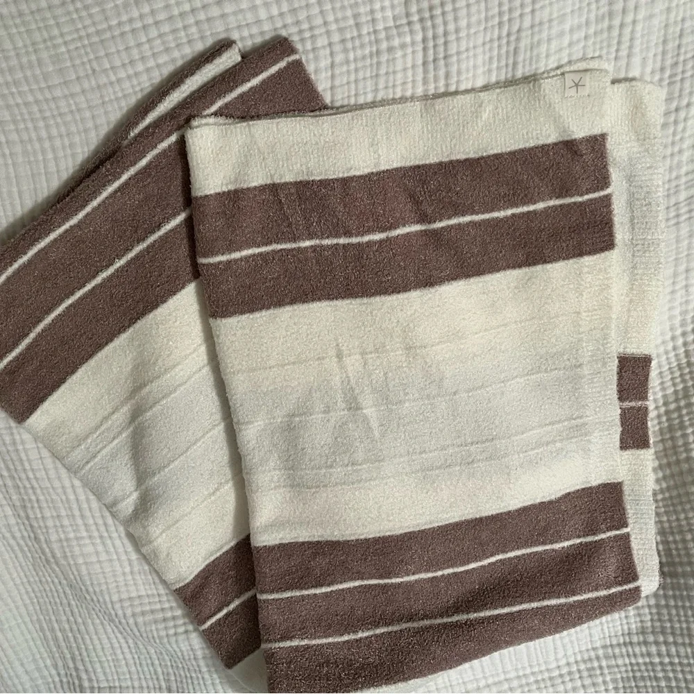 Barefoot dreams, blanket scarf. Cozy chic lite. Pearl/deep taupe.  Gently used - Picture 8 of 8
